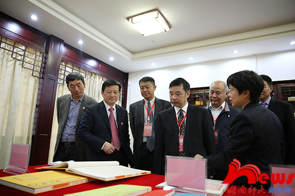 专家组考察图书馆