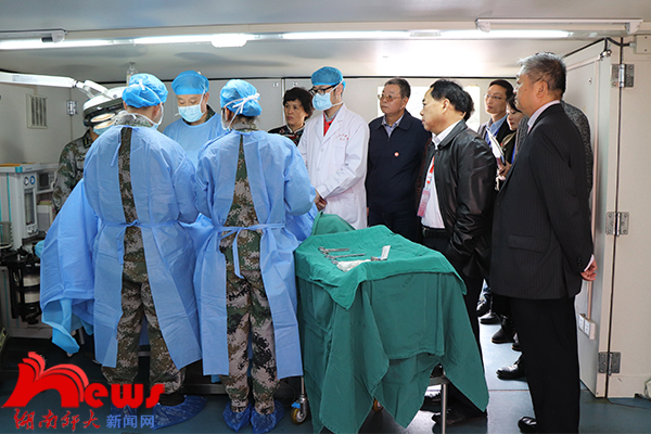 专家组考察附属第二医院(解放军163医院)